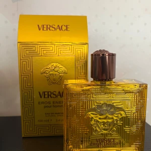 Versace Eros energy - Otroligt härlig parfym perfekt till sommaren. Doftar otroligt fräscht och ger en hint sommaren. Håller cirka 8-12 timmar och behövs cirka 1-2 sprut för att lukta resten av dagen cirka 9/10 är kvar av parfymen eftersom att jag köpte den på vintern och den passar bättre på sommaren.
