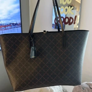  Malene Birger väska - Säljer min fina Birger väska då den inte kommer till användning. Som nytt skick och nästan aldrig använd. Pris kan diskuteras!
