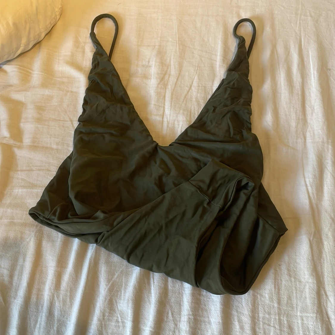 Olivgrön baddräkt med djup v-ringning - 3