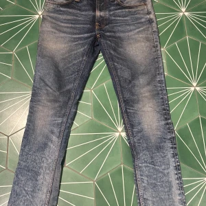 Blå jeans från Nudie Jeans - Säljer ett par sample nudie jeans, strlk 30/32 i modellen Lean Dean. Tvätten är unik o skit snygg perfekt till sommaren
