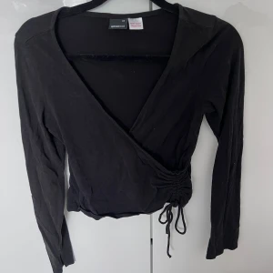 Svart tröja från Gina Tricot - Alddig använd . Storlek S