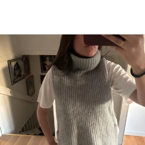 Grön stickad väst med polokrage - Från mango 