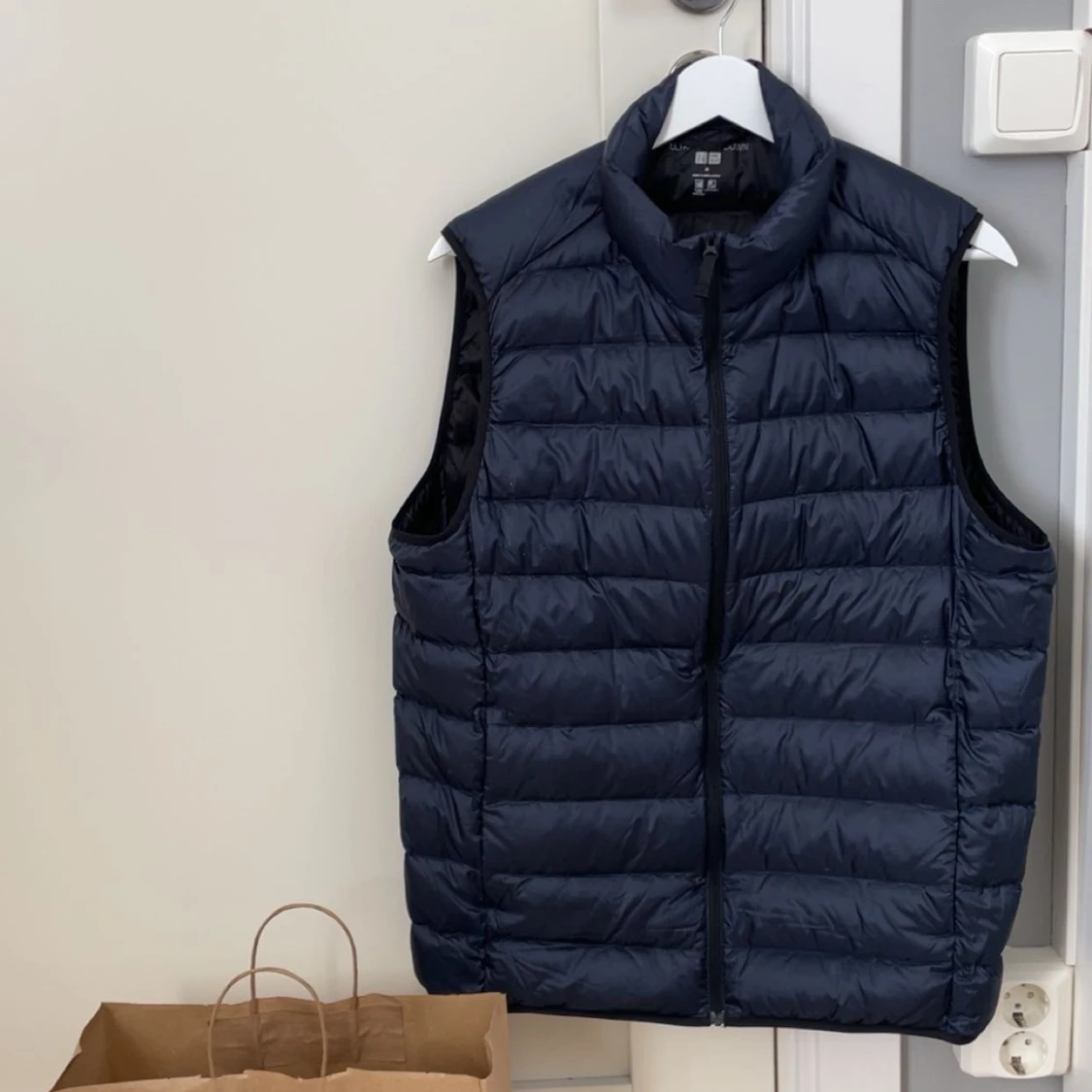 Mörkblå dunväst från Uniqlo