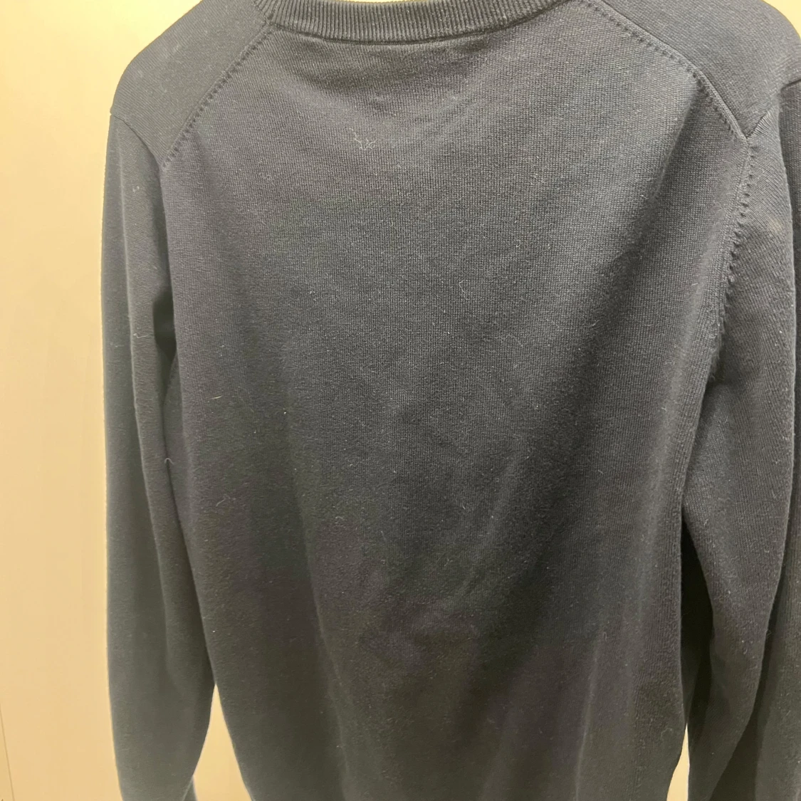 Mörkblå stickad tröja från GANT - 1