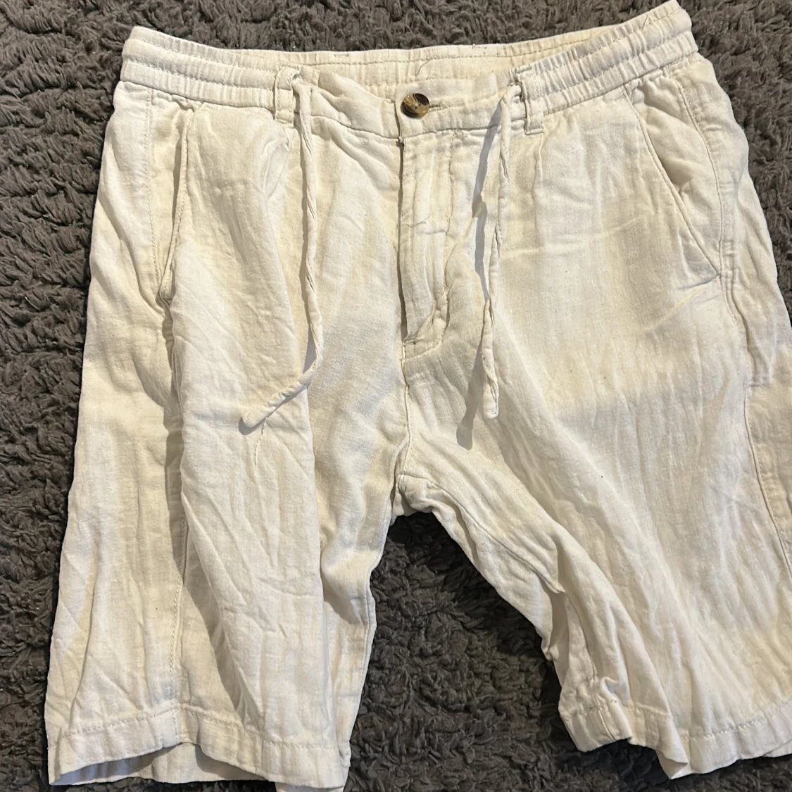 Beiga linneshorts från Lindbergh