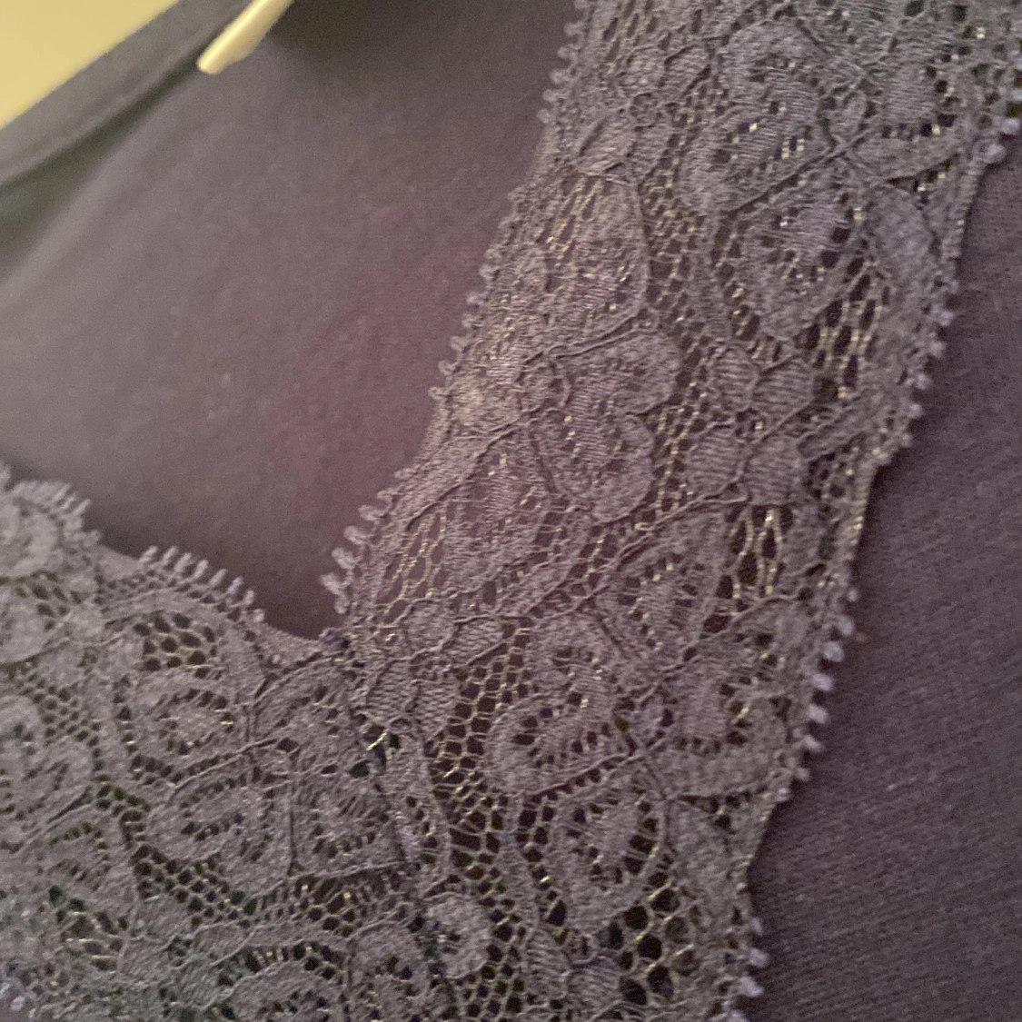 Mörkblå långärmad topp med spets - 3