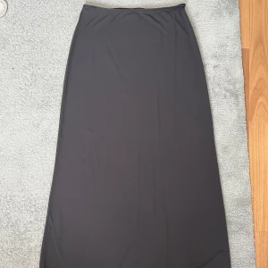 Grå low waist kjol från Gina tricot - Grå kjol low waist från Gina tricot i strl M. Använd enbart två gånger. Nypris 299:- mitt pris 150:-