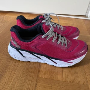 Rosa löparskor från Hoka One One - Säljer ett par snygga rosa löparskor från Hoka One One med vita och svarta detaljer. Uk 7.5