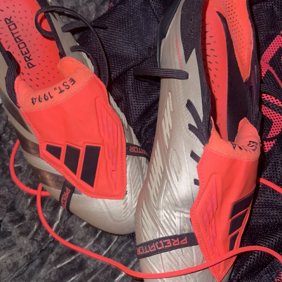 Adidas Predator fotbollsskor i svart, silver och röd - 4