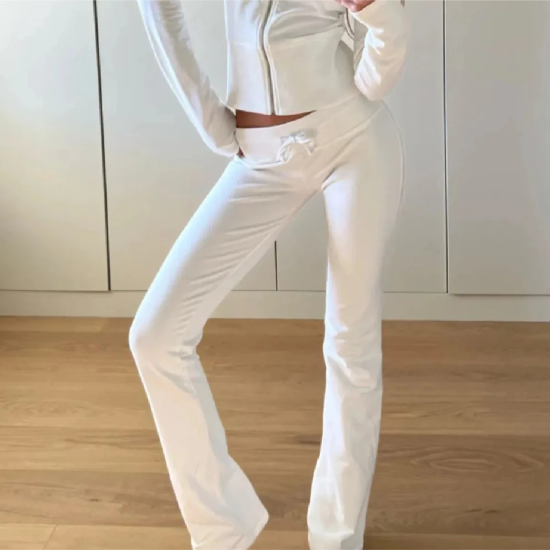 Vita mjukisbyxor med dragsko