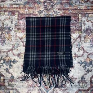 Burberry Scarf - Burberry Scarf i storlek 150cm⚜️HELT NY, perfekt till våren när man vill klä sig med stil|Kontakta vid minsta fråga🛎️