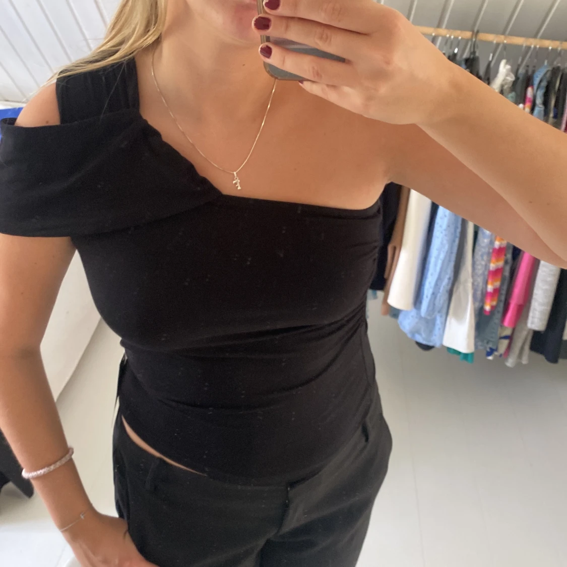 Svart oneshoulder topp från NA-KD - 1