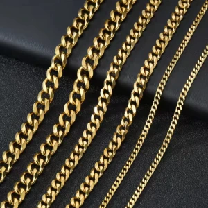 Guldfärgade kedjehalsband - Flera stilrena halsband i guldfärgad metall med olika tjocklekar på kedjorna. Perfekta för att skapa en trendig lager-på-lager-look eller bäras var för sig för en clean stil. Det finns en som är 40cm en annan slm är 50cm och den sista är 60cm och det finns 3mm 5mm och 7mm innan ni köper säg till vilken storlek ni vill ha