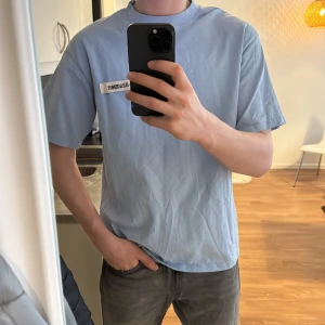 Ljusblå t-shirt från Jacquemus - Säljer en ljusblå t-shirt från Jacquemus. Aldrig använd. ge gärna prisförslag 
