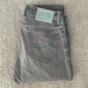 Jacob Cohen Jeans - Size 32. Modell 688 comfort! Skriv för fler frågor eller bilder! 