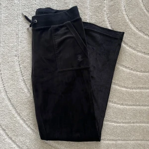 Juicy couture byxor - Säljer ett par svarta Juicy Couture byxor i mycket bra skick!🦋.                                                                       • Storlek M • Har du några frågor är det bara att skicka ett meddelande, så svarar jag så fort jag kan.☺️ Ha en fin dag!💕♻️