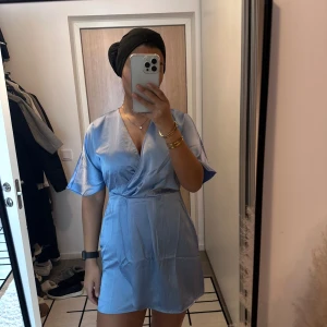 Ljusblå satin klänning - Köpt från H&M , storlek S pris 100 kr.