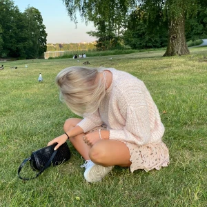 Mönstrad kjol - En ljusrosa mönstrad kjol från NAKD i storlek 36! Endast använd ett fåtal gånger så i väldigt bra skick. Säljer för 150kr🌸🌸