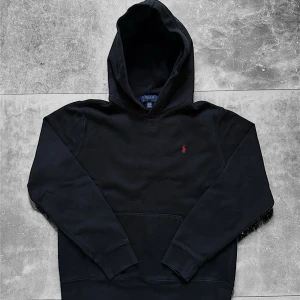 Ralph Lauren Hoodie - Super snygg Ralph Lauren Hoodie. Gjord i tungt premium material, otroligt bekväm.   Perfekt skick 🌟 100% Äkta  ✅  Mått 📏  Storlek: XL Youth ≈ Storlek S Vuxen Bredd: 54 Längd: 60 Ärm: 61   A51