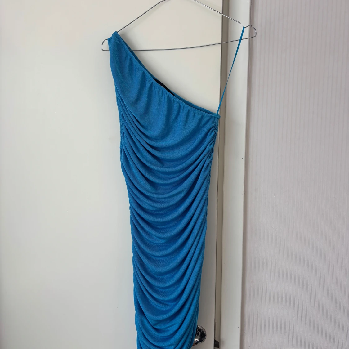 Blå one shoulder draperad klänning  - 1