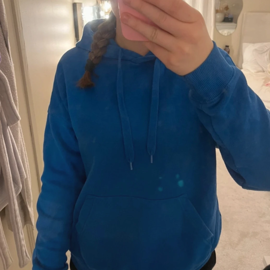 Blå hoodie med ficka