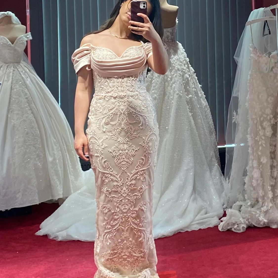 Ljusrosa offshoulder långklänning med spetsdetaljer