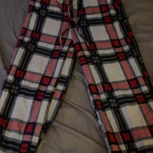 Rutig mjukisbyxa från Nelly Trend - Säljer ett par rutiga mjukisbyxor från Nelly, passar mig fortfarande men kommer inte till användning, pris går att diskutera 