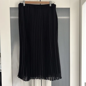 Svart plisserad midikjol - Säljer en svart kjol från HM i storlek S som inte längre kommer till användning. Kjolen är i fint skick. Köparen står för frakten. Skriv istället för att trycka på köp. 