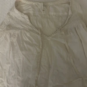 Vit blus  - Odd Molly blus i vit färg jättefin, defekt på vänstra armen 