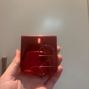 Blush natasha denona - Blush från natasha denona i färgen SIMPLY HIGH. Superfin men passade inte riktigt min hudton tyvärr…. Knappt använd bara typ testad ett par gånger. Nypris 529 kr