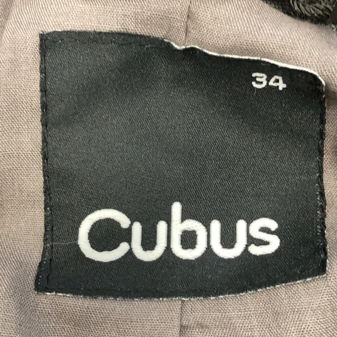 Grå rutig trenchcoat från Cubus - 2