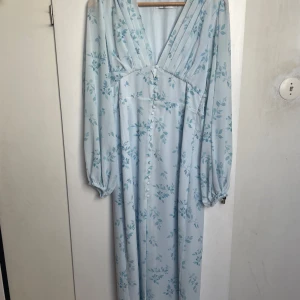 Blommig maxiklänning - Superfin adoore liknande klänning från NAKD. Endast använd ett fåtal gånger så i nyskick💙