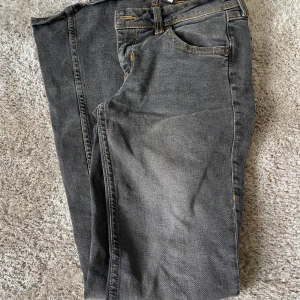 Grå lågmidjade bootcut jeans - Gråa låg midjade bootcut jeans från HM, storlek 36. I bra skick💕