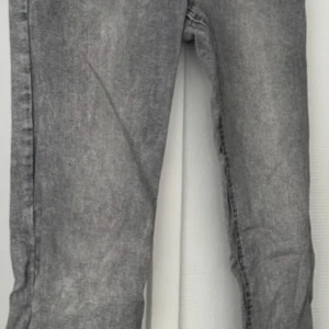 Grå jeansbyxor från MNG Denim - Säljer ett par grå jeansbyxor från Mango Denim i modellen NOA. Byxorna har klassisk femficksdesign och normal passform. Perfekta till en avslappnad stil och funkar året runt.