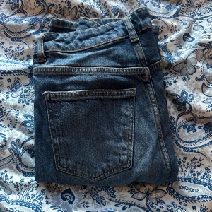 Blå jeansbyxor från g perfect jeans - Klassiska blå jeansbyxor från g perfect jeans i storlek 36. Byxorna har fem fickor, normal passform och bootcut. Perfekta till vardags och enkla att matcha med olika toppar.