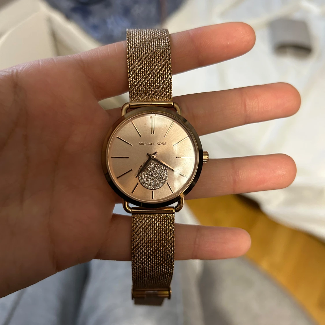 Guldig klocka från Michael Kors med mesh-armband - 1