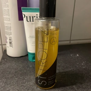 BUS - Luxe body serum - Det populära kroppsserumet från ST Tropez som förutom att ge en fantastiskt naturlig bränna och glowy hud även jämnar ut hudtonen och får dig att se fantastisk ut. Torkar snabbt och blir felfritt varje gång ☀️ Enbart använd en gång så i princip full, räcker otroligt länge! 