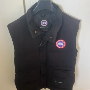 Canada Goose väst - Snygg och varmt väst, storlek S och det är inga skador på varan.