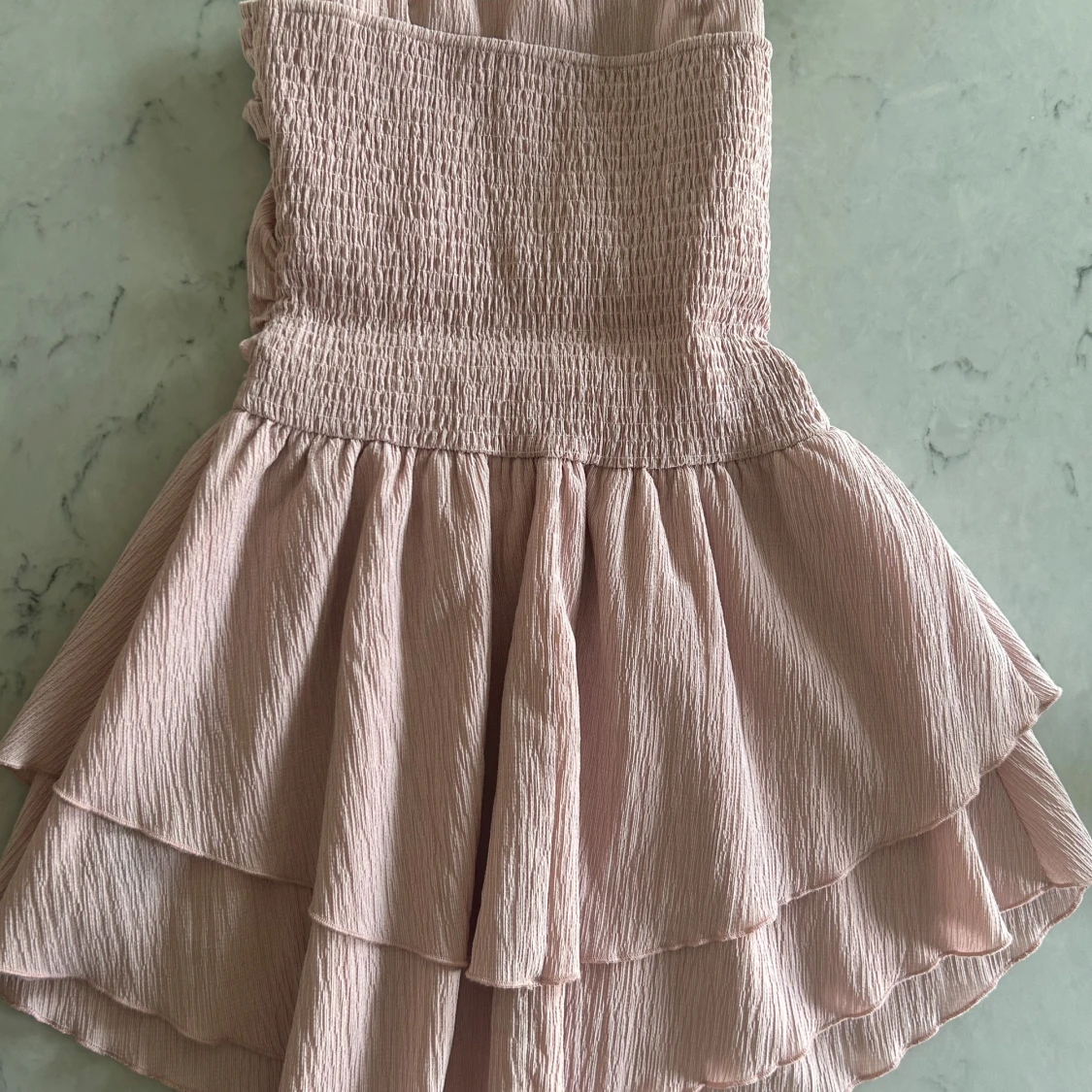 Ljusrosa volangklänning med smock - 1