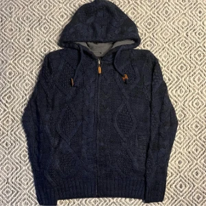 Stickad Cardigan  - Hej!😇😇😇 Jag säljer en snygg stickad cardigan som är slutsåld överallt. Skick är 9/10 och passar perfekt nu till vår/sommar. Cardiganen passar någon mellan 180-170 cm och 65-55 kg😇😇😇