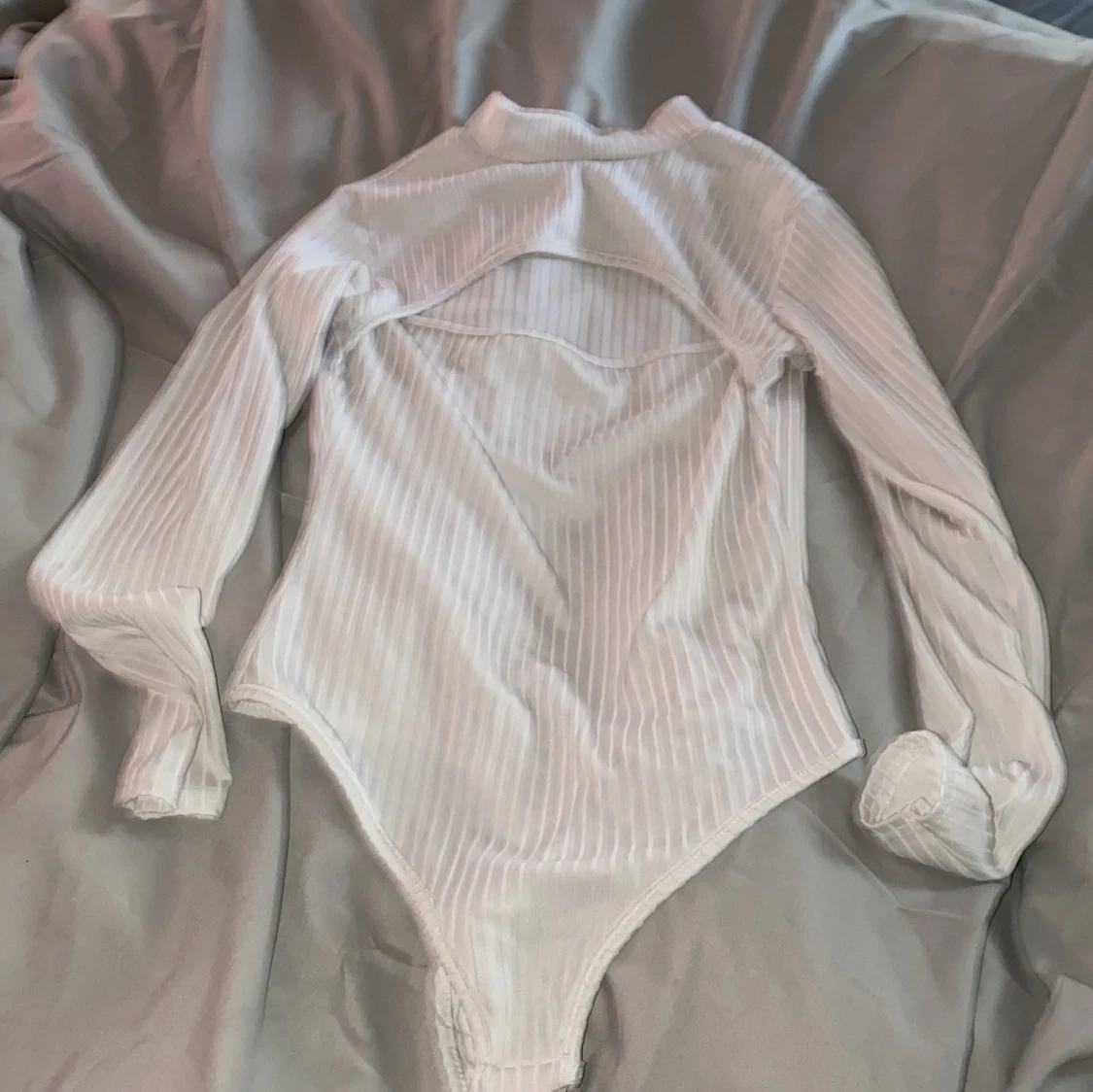 Vit ribbad bodysuit med lång ärm