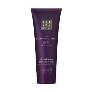 Ny! The Ritual of Yozakura rich body cream 40 ml - Ny! En lyxig body cream från Rituals, The Ritual of Yozakura, i en mörklila tub på 40 ml. Innehåller svart ris och yoshino-körsbär. Perfekt storlek för resan eller gymväskan. Doften är blommig och krämig. 40ml. Säljer även fler varor i denna serier (se sista bilden)