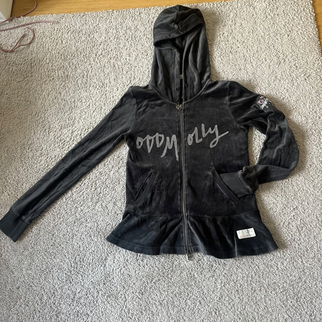 Svart velourhoodie från Odd Molly