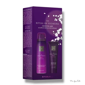 Nytt! The Ritual of Yozakura presentbox - Ny! Presentbox med en lyxig duschgel och en rik body cream från Rituals The Ritual of Yozakura. Båda produkterna kommer i snygga lila förpackningar och doftar av svart ris och körsbärsblom. Perfekt för dig som vill unna dig något extra till kroppsvården. Shower gel 50ml, body cream 40ml.