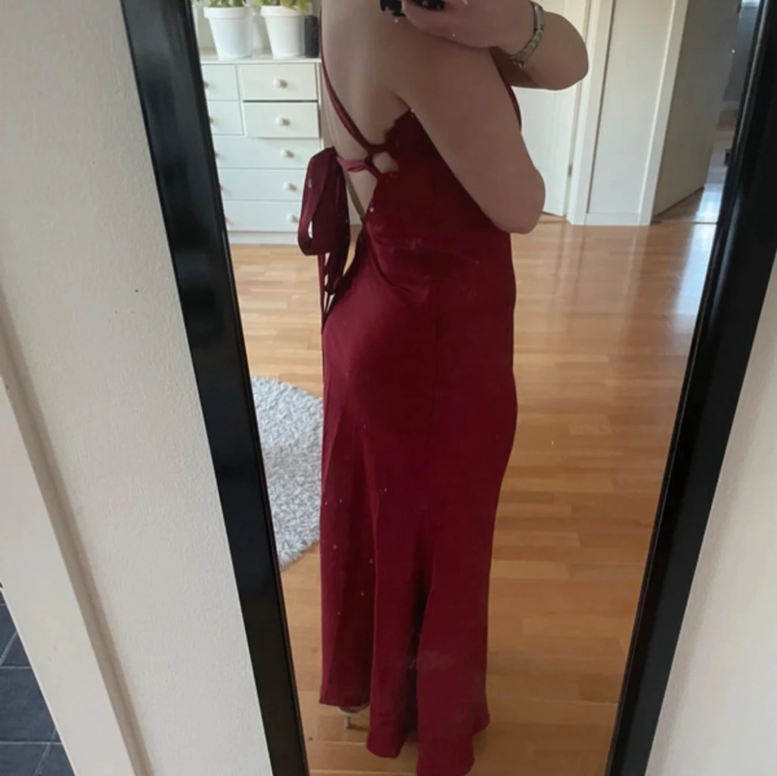 Vinröd långklänning med oneshoulder och öppen rygg - 2