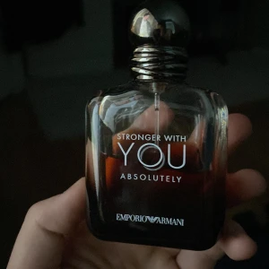 Stronger With You Absolutely herrparfym från Emporio Armani - En elegant herrparfym i mörkbrun glasflaska med rundad form och svart kork. Doften är Stronger With You Absolutely från Emporio Armani, perfekt för dig som gillar exklusiva och intensiva dofter. Denna är halvful därav det billiga priset 
