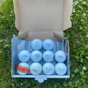 Golfbollar - Välkommen till Golfzone! Nu säljer jag ett paket med blandade bollar från titleist, taylormade och Callaway i B-klass skick för riktigt bra pris! Det är en blandning av Taylormade tp5, Taylormade distance, taylormade tour response, titleist PRO v1, titleist tour speed,  titleist trufeel, Callaway supersoft och Callaway chrome soft! Priset på bollarna är 150kr! Hör av er vid frågor!🏌️🔥