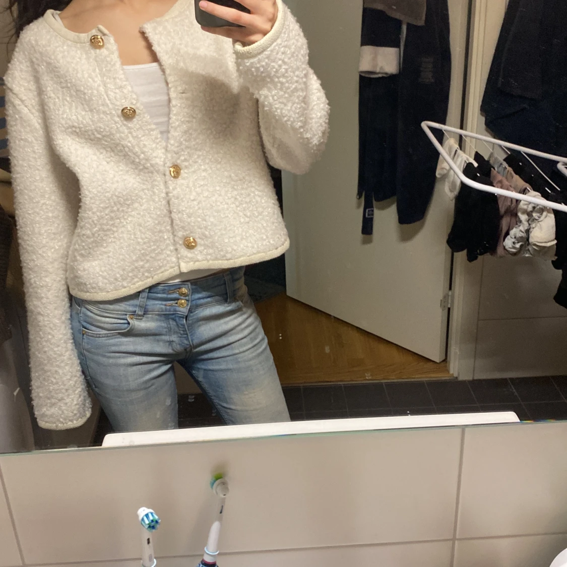 Vit kofta med guldknappar - 1