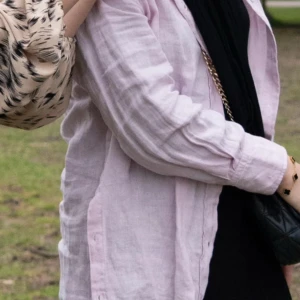 Rosa Linné skjorta Zara - Helt ny, fast pris!  Fin detalj på sidan med knappar Storlek L, liten i storlek   Nypris 360