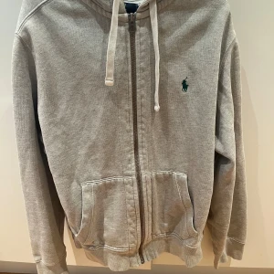 Ralph Lauren hoodie  - Mycket fint skick, storlek M men passar med M och S skicka gärna prisförslag 